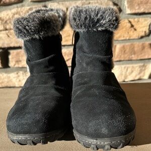 Khombu Black Winter Boots with Gray Faux Fur